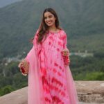 Srishty Rode Instagram - When in #kashmir wear a Kashmiri Outfit! Go to a beautiful location (well every frame is so beautiful there) this was Pari Mahal! And just enjoy the vibe while the music plays in your head 💕 Wearing :- @tul_palav 🌸 Shot by :- @isamwani MUA :- @bblendss . . . #kashmir #srinagar #kashmirioutfit #parimahal #reelsinstagram #reels #reelitfeelit #reelkarofeelkaro #trending #trendingreels #travel