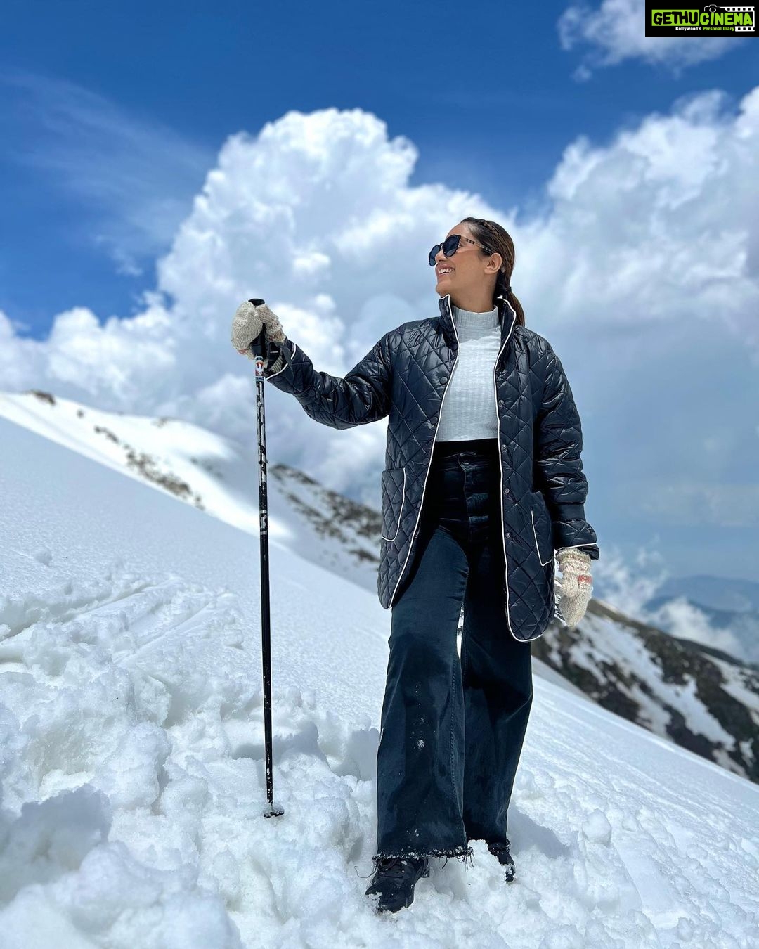 Srishty Rode Instagram - For all those who are asking :- Yes I got this snow right now in the second phase of Gandola (Gulmarg) it was absolutely beautiful 😍❤️ #kashmir