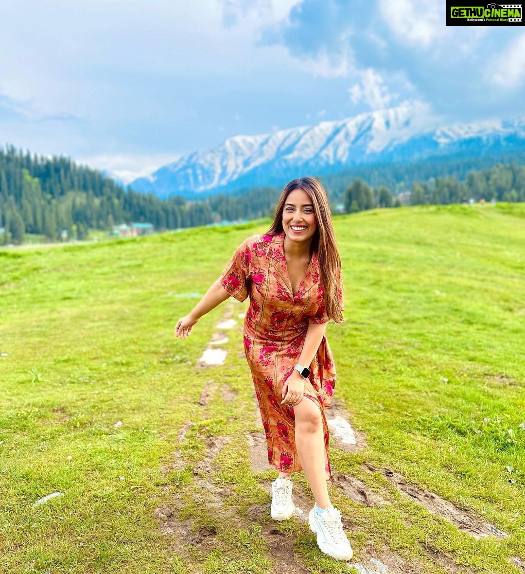 Srishty Rode Instagram - The Mountain Glow ❤️ . Outfit :- @theboozybutton 🌸 . . #kashmir #gulmarg Gulmarg, Kashmir