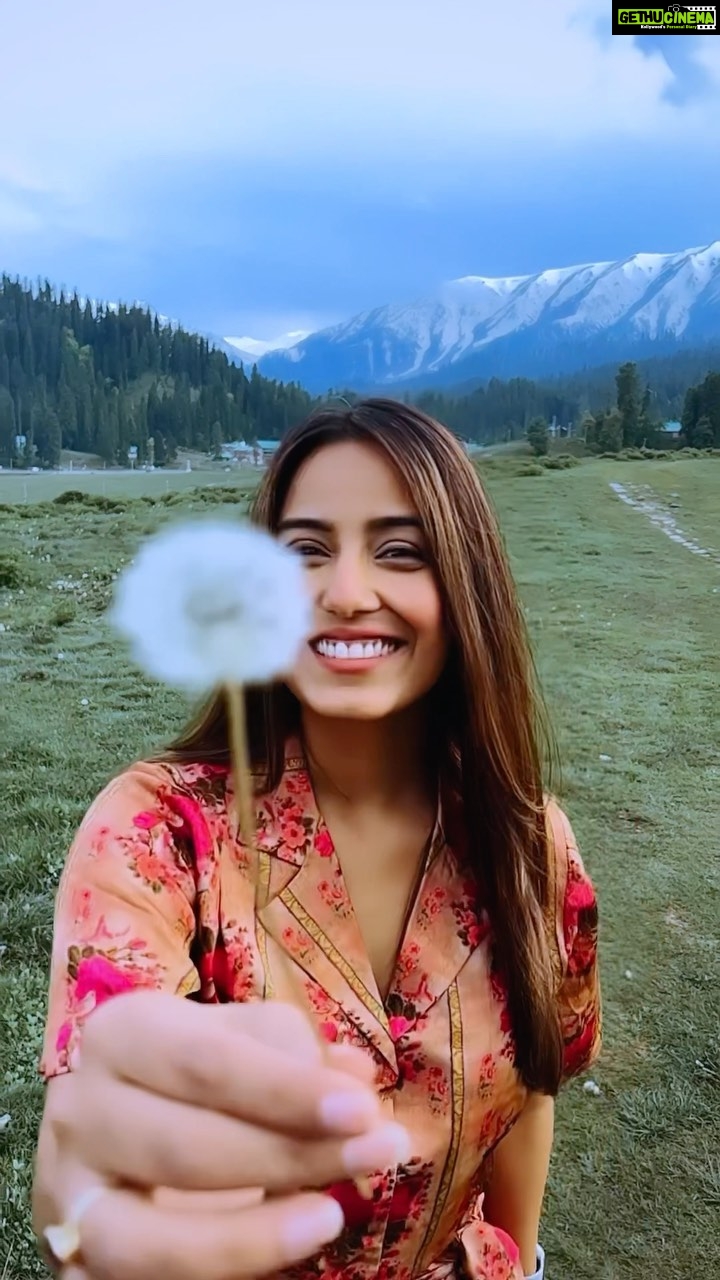 Srishty Rode - 72.8K Likes - Dil Aawara ❤️
.
.
.
#kashmir #gulmarg #reelsinstagram #reels #srishtyrode #reelitfeelit #reelkarofeelkaro #trending #trendingreels #viral #trendingsongs #travel #travelgram #travelrealindia #traveler #dilaawara