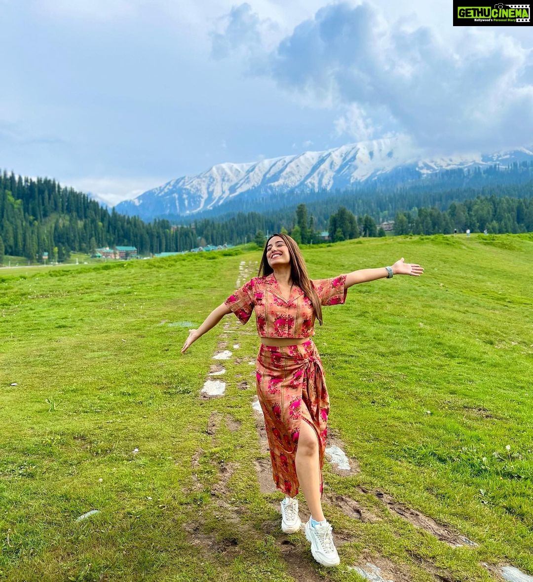 Srishty Rode Instagram - The Mountain Glow ❤️ . Outfit :- @theboozybutton 🌸 . . #kashmir #gulmarg Gulmarg, Kashmir