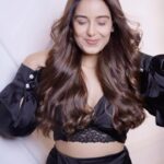 Srishty Rode Instagram - At last, I managed to acquire everyone’s current favourite serums from @tresemmeindia I apply the Tresemme Keratin Smooth Serum which controls frizz upto 2 days* and makes my hair 2x smoother* Afterwards,I incorporate the Tresemme Gloss Ultimate Serum into my styling routine as it provides heat protection from heat styling tools upto 230°C* 🖤. These two products are undoubtedly essential additions to my collection! If you haven’t added in yours already, then make sure to visit the @tresemmeindia bio, click on the link and start shopping now! #TRESemme #TresemmeIndia #GlossUltimate #HairSerum #HeatProtect #HeatStyling #SalonSmoothHair #SalonAtHome #HairStyling #Haircare #ShinyHair #GlossyHair #TresemmeKeratinSmooth #WaveFrizzGoodbye #HealthyHair #ProfessionalHairCare #HaircareCommunity #ad
