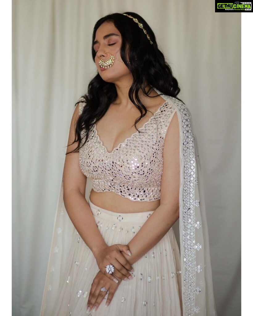 Srushti Dange Instagram - Couldn’t pick one 🌸🕊️ Designed by @pothysboutique Styled by @puraniii MUA by @makeupartistrybykavithasekar photographer by @sethu_udhaya_prakash Videographer by @a.r.a.v.i.n.d_