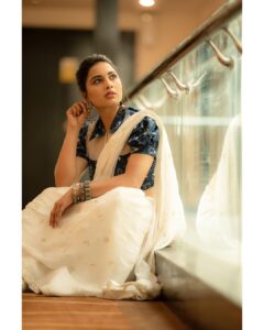 Srushti Dange Instagram - In my blue berry 🫐 smoothie 💙🤍 @indu_ig @fineshinejewels @akira_the_couture__ @vishaa_hairandmakeup @mua_supriya @camerasenthil #photography #happy #picoftheday #cute #srushtidange #like4like #travel #instagram #style #summer #srushti #fitness #food #fun #beauty #instalike #smile #cookuwithcomali #music #ootd #instamood #cwc #cookwithcomali #cookwithcomali4 #cookwithcomaliseason4