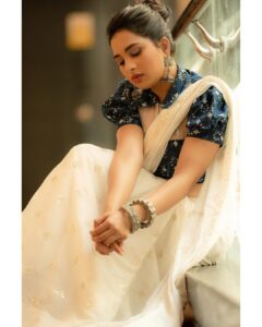 Srushti Dange Instagram - In my blue berry 🫐 smoothie 💙🤍 @indu_ig @fineshinejewels @akira_the_couture__ @vishaa_hairandmakeup @mua_supriya @camerasenthil #photography #happy #picoftheday #cute #srushtidange #like4like #travel #instagram #style #summer #srushti #fitness #food #fun #beauty #instalike #smile #cookuwithcomali #music #ootd #instamood #cwc #cookwithcomali #cookwithcomali4 #cookwithcomaliseason4