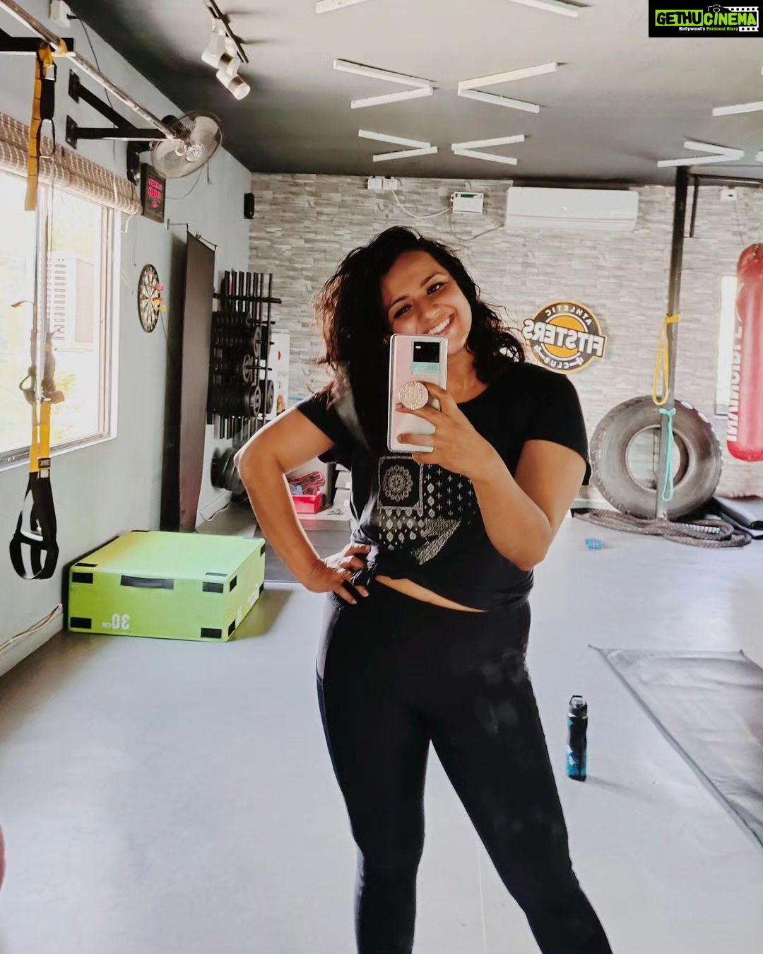 Sruthi Hariharan Instagram - Slow and steady . Allow me a few words about @sgaurav1309 . Gaurav trained me back in 2015 and I remember feeling and most probably being my fittest . Cut to present, it was a desperate call for help that led me to him. All he would tell me is "just make sure you come to the gym- come WHAT may. Rest I'll take care " - So thank you man, for pushing me every single count- especially the last few ones . @fitstersclub #itsajourney #notarace #embraceyourbody #caloriedeficit #stilllovefood #food❤️