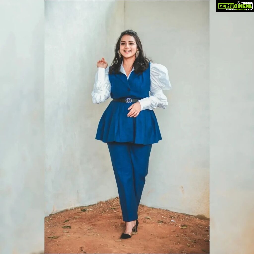 Sruthi Hariharan Instagram - It has been nerve wracking trying to figure out what kind of fashion suits me. I wouldn't have dared to wear a suit of any other kind but for this . Thank you dearest @papapants for putting your heart and soul in scouring the entire country to finally make me suit up and "own it" too :) Styled by: @papapants Make up by @shivugowda2011 Hair by @paramesh_hairstylist Outfit from @protteaa.official (Thanknyou guys ) Amazing Jewellery from  @iguana_by_swastiparekh