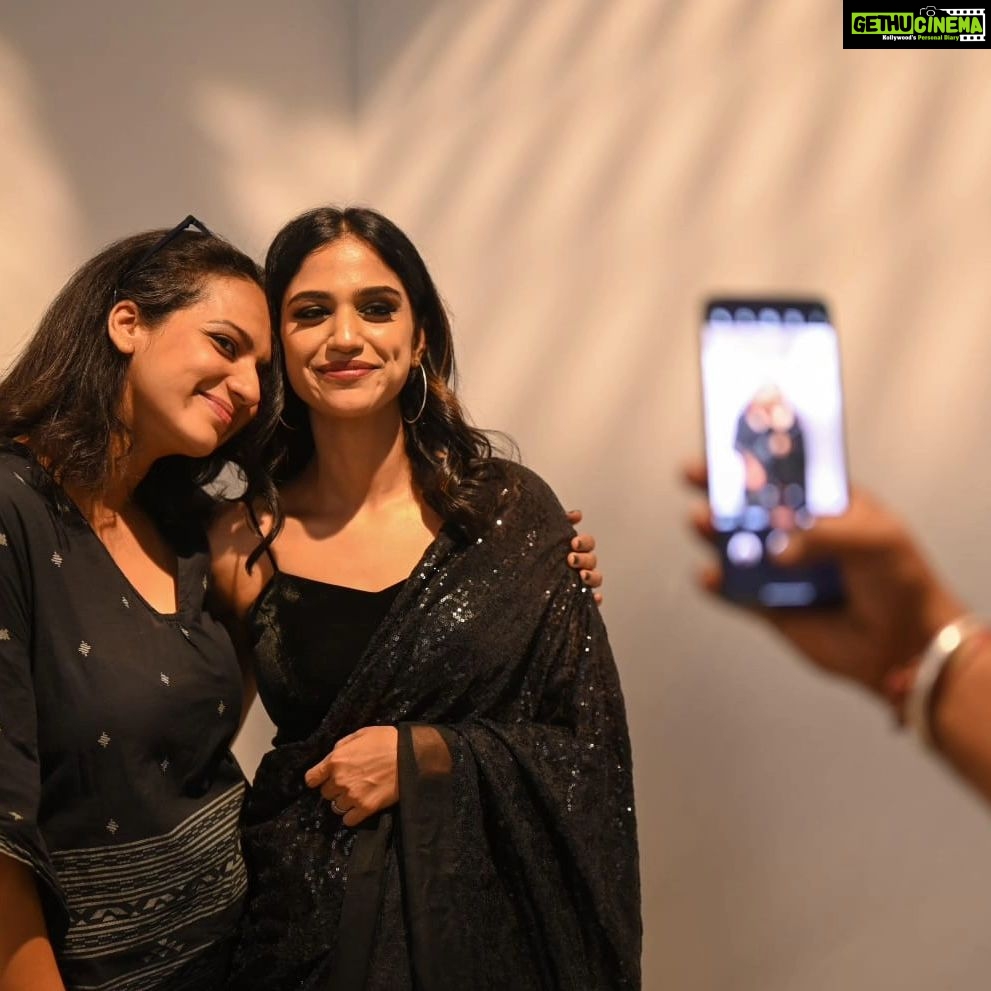 Sruthi Hariharan Instagram - Laughing with @siriiravikumar ♥ Me super proud of you - you know that right . Many hugs . Thank you @vageeshkanth for these pictures .