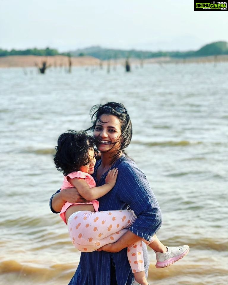 Sruthi Hariharan Instagram - As time stood still . #mybaby #growinguptoofast #isthiswhatitmeanstobeinlove