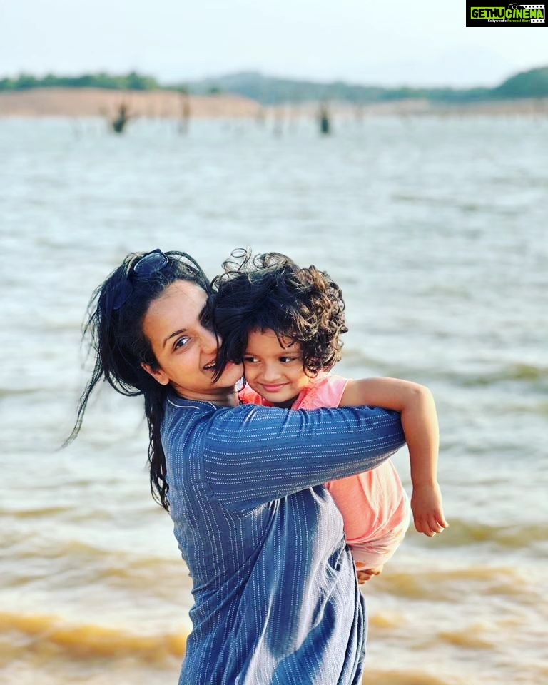 Sruthi Hariharan Instagram - As time stood still . #mybaby #growinguptoofast #isthiswhatitmeanstobeinlove