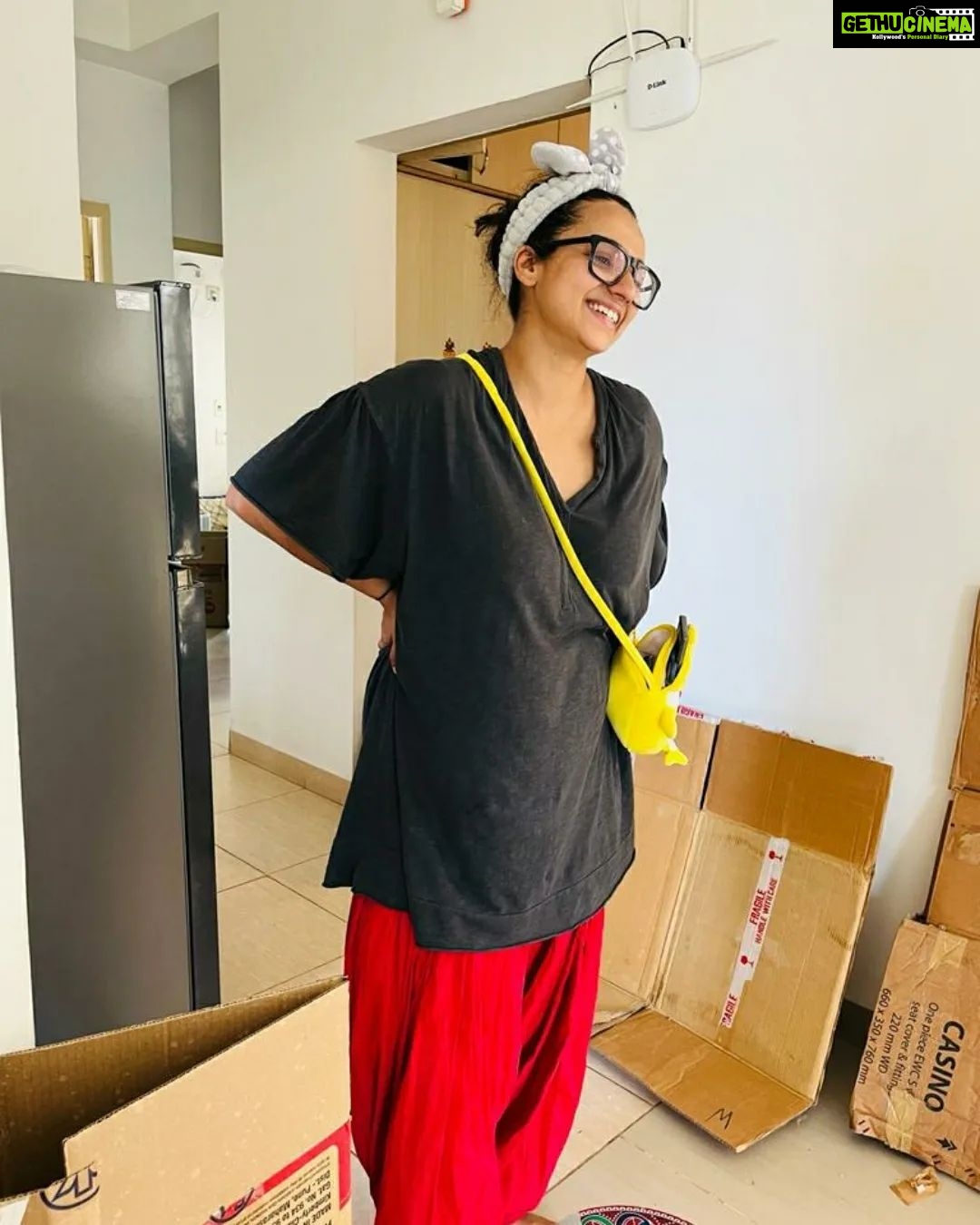 Sruthi Hariharan Instagram - Dear instagram . Today marks the end of an entire year well spent in the city of Chennai. Now its back to home ground . Namma Bengaluru- imma call you "home" again 😼 Swipe right to see @raamkumar.r being super dramatic and me finally taking a selfie to say "the end" :) #escapefromtheheat #memoriesforlife Chennai, India