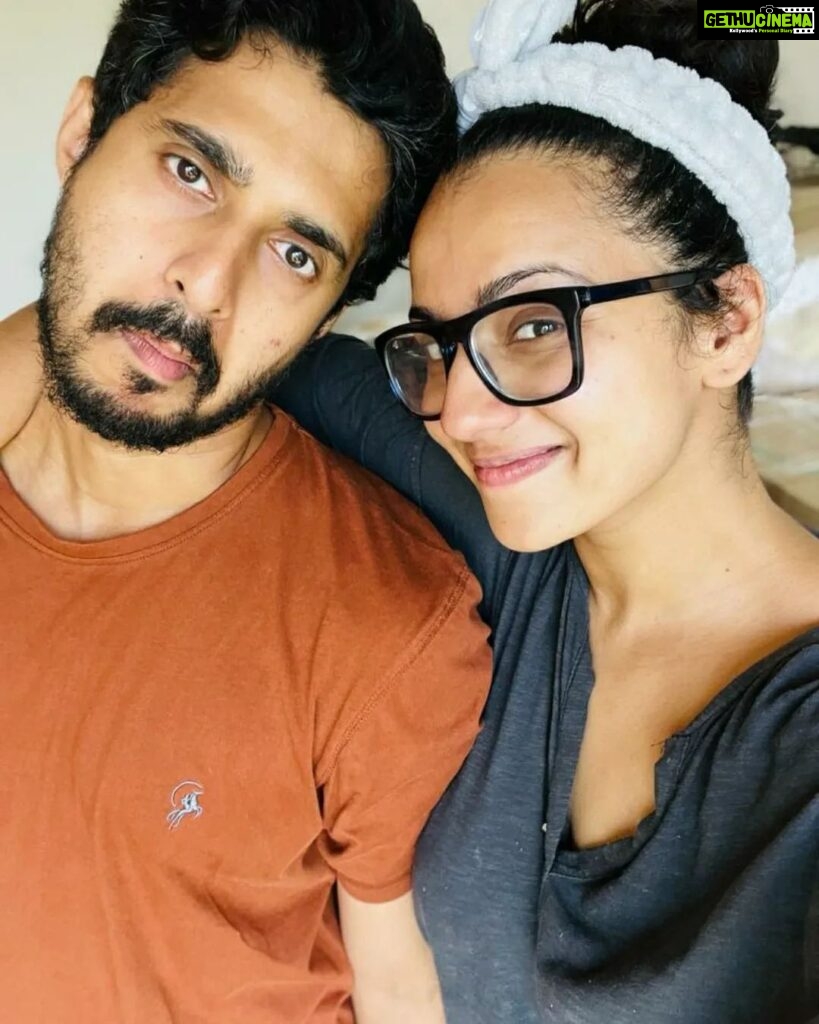 Sruthi Hariharan Instagram - Dear instagram . Today marks the end of an entire year well spent in the city of Chennai. Now its back to home ground . Namma Bengaluru- imma call you "home" again 😼 Swipe right to see @raamkumar.r being super dramatic and me finally taking a selfie to say "the end" :) #escapefromtheheat #memoriesforlife Chennai, India