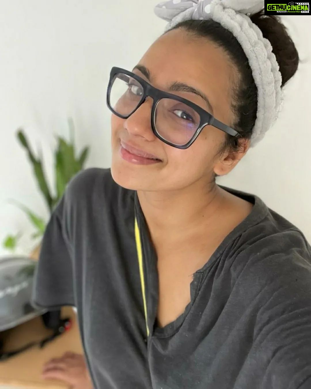 Sruthi Hariharan Instagram - Dear instagram . Today marks the end of an entire year well spent in the city of Chennai. Now its back to home ground . Namma Bengaluru- imma call you "home" again 😼 Swipe right to see @raamkumar.r being super dramatic and me finally taking a selfie to say "the end" :) #escapefromtheheat #memoriesforlife Chennai, India