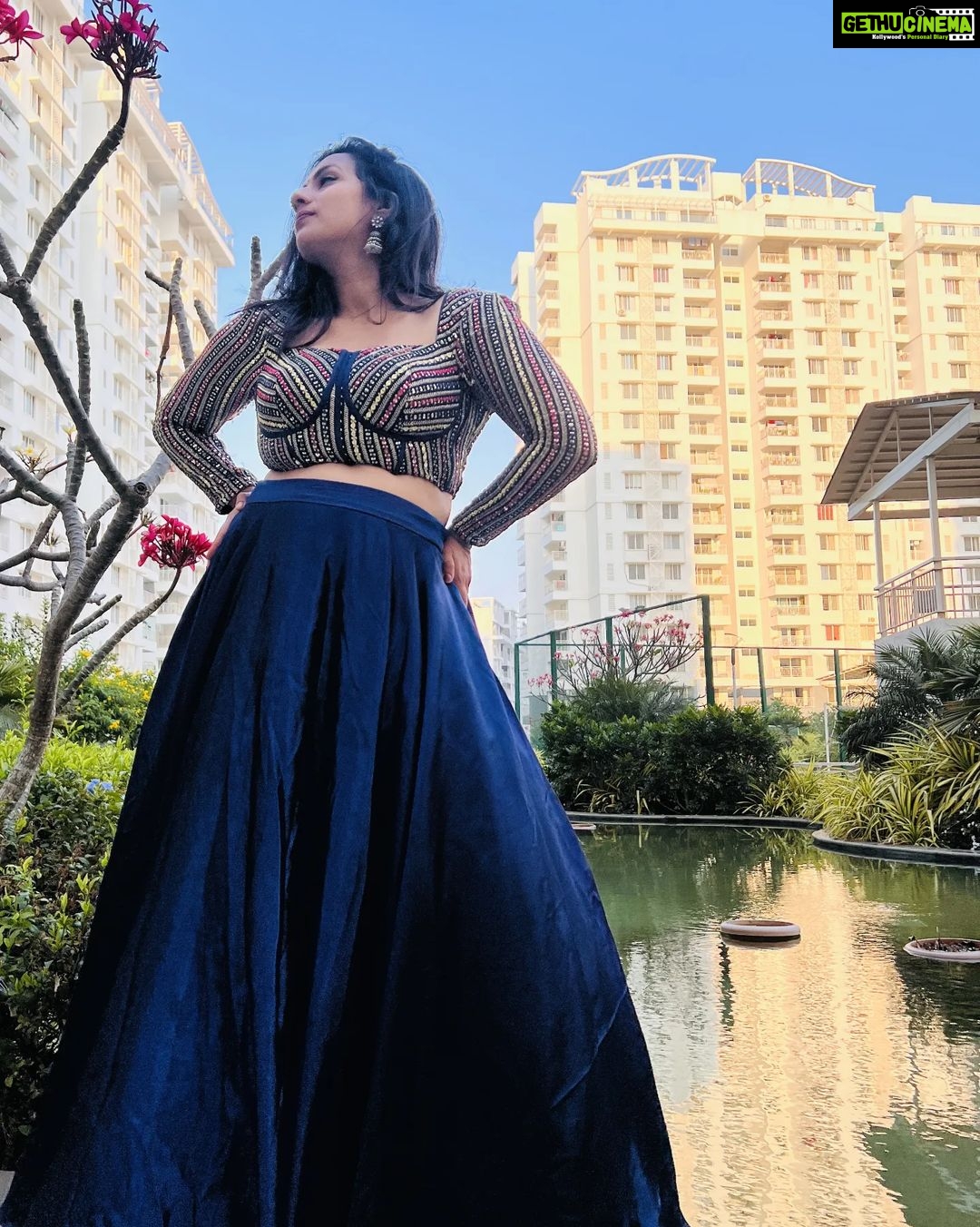 Sruthi Hariharan Instagram - This post is dedicated to @vinushreee and her label @label_anvi . So a few things . Dear Vinu, the from the first time we met, to meeting you years later, one thing that has been constant is your passion for what you do and your forever smiling prettiness . Hope that never changes . Thank you for having my back for more times than I can remember or repay . Love always . Designed by @label_anvi Photography by @kadeejashahana and her other half @ommaticaya π