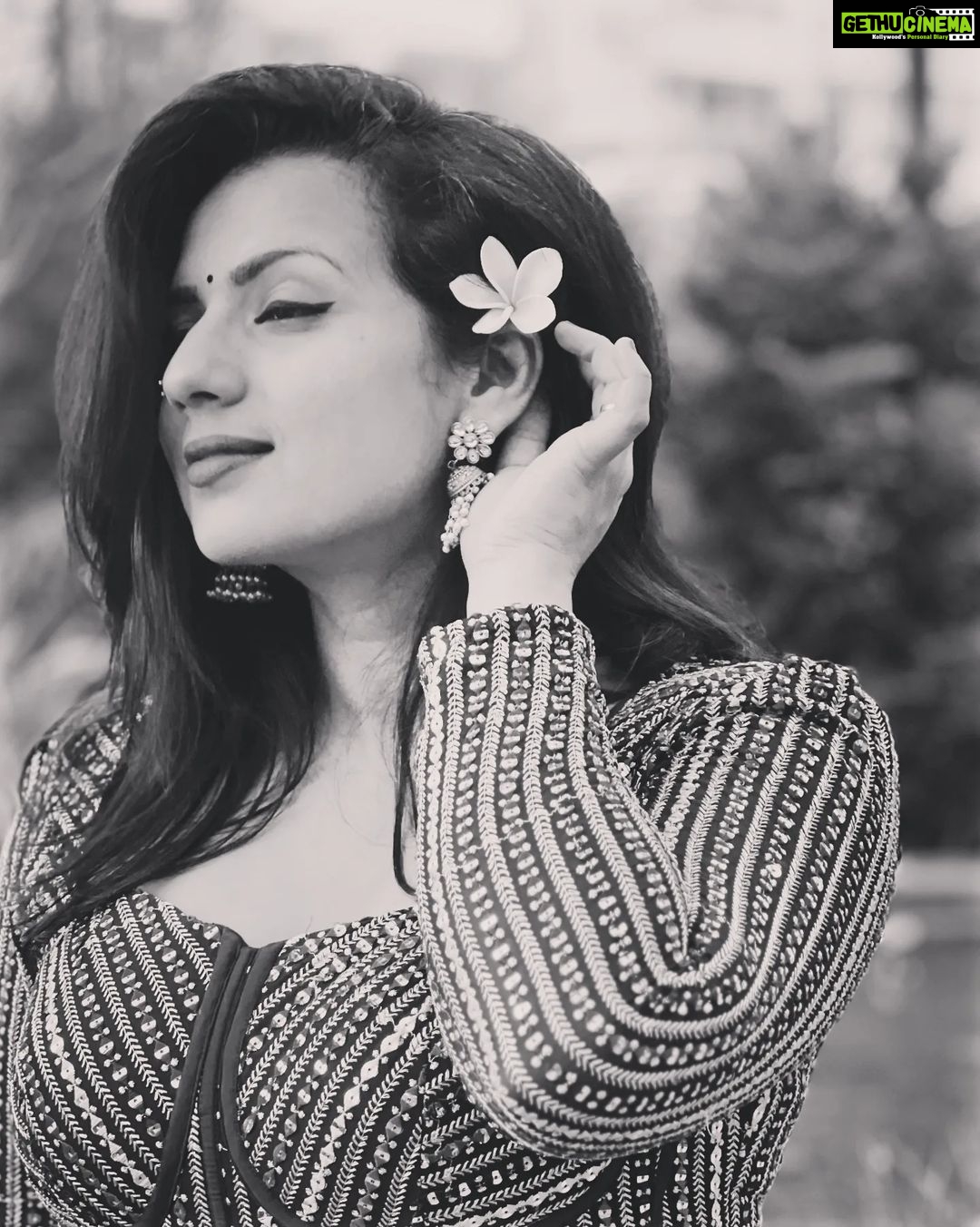 Sruthi Hariharan Instagram - This post is dedicated to @vinushreee and her label @label_anvi . So a few things . Dear Vinu, the from the first time we met, to meeting you years later, one thing that has been constant is your passion for what you do and your forever smiling prettiness . Hope that never changes . Thank you for having my back for more times than I can remember or repay . Love always . Designed by @label_anvi Photography by @kadeejashahana and her other half @ommaticaya π