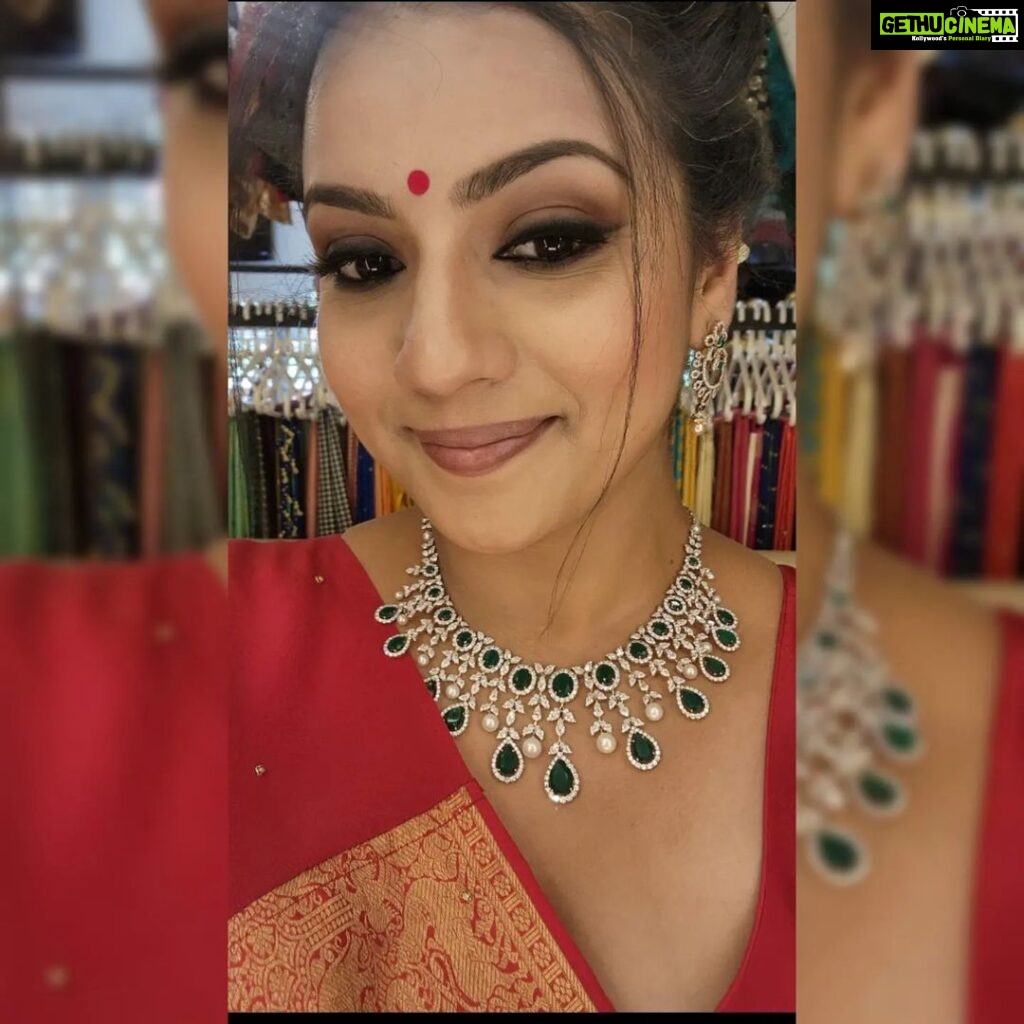 Sruthi Hariharan Instagram - She got her eyes on all that sparkles 😬 @jayanthiballal @kirtilalsonline Make up by : @veenacutncolour ❤