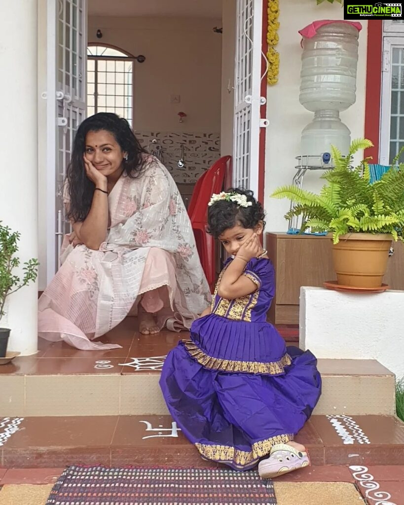Sruthi Hariharan Instagram - They say no : "Mane katti nodu, maduve maadi nodu ." The latter is no news ... but the former . Uffff what a crazy ride of two years it has been - building a home from scratch ... way to go Jayalekshmi Hariharan. Your dream, your resilience, and your hard work, has once again put another beautiful roof over our head . . . Hope this year's Navratri brings you all a lot of positivity and love . Happy Dussera 2022 :)