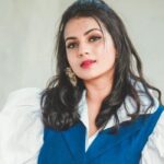 Sruthi Hariharan Instagram - Just cos she said "Madam camera nalli thumba dull kannisthiddira " #notalipstickperson But yeah ... whatever works :) Photographer: Raju sir Styled by: @papapants Makeup: @shivugowda2011 (oh how he cringed to give me this lipstick) Hair : @kammarishivarajchary Outfit: @protteaa.official Jewellery: @iguana_by_swastiparekh