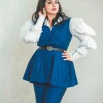 Sruthi Hariharan Instagram - Just cos she said "Madam camera nalli thumba dull kannisthiddira " #notalipstickperson But yeah ... whatever works :) Photographer: Raju sir Styled by: @papapants Makeup: @shivugowda2011 (oh how he cringed to give me this lipstick) Hair : @kammarishivarajchary Outfit: @protteaa.official Jewellery: @iguana_by_swastiparekh