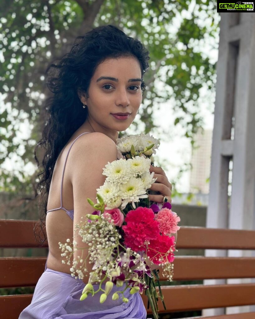 Sukirti Kandpal Instagram - Sunshine and flowers