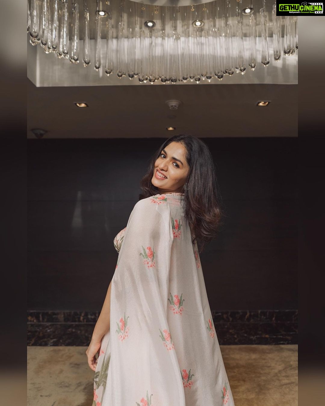 Sunaina Instagram - 🌸✨for #laatti Outfit ~ @issadesignerstudio Accessories ~ @bcos_its_silver Ring ~ @karnikajewelshyd Makeup/hair/styling~ @iammounikachenna Photography ~ @manish.Akunuri