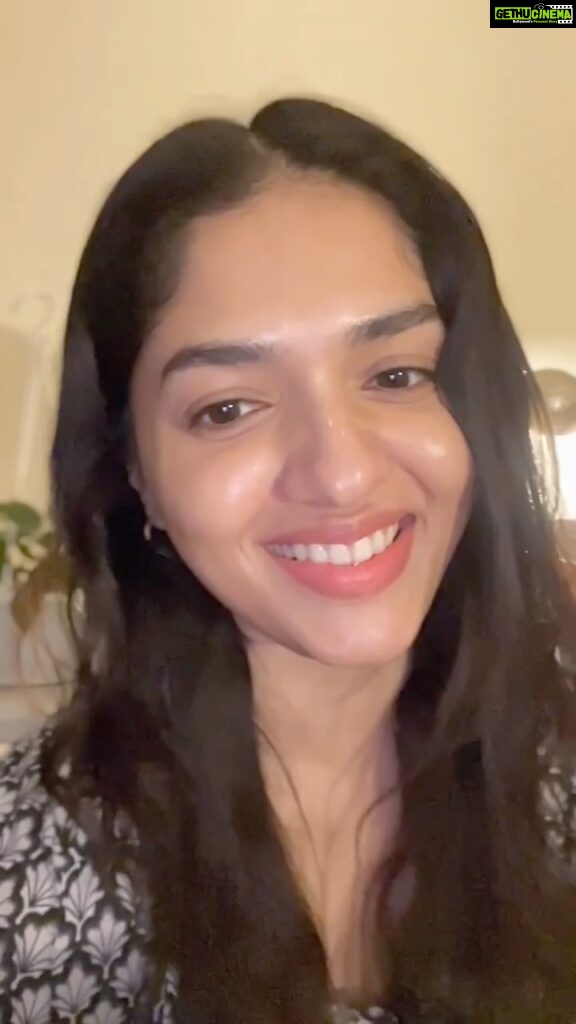 Sunaina Instagram - The actual 5 min routine. Sunscreen - @drrenitarajan @chosen_by_dermatology ‘s safescreen Brows - @milkmakeup ‘s KUSH fiber brow gel in the shade GRIND Lips - @simplynam.beauty liquid lip in the shade PRIYANKA Hair - @moroccanoil @moroccanoil_in ‘s treatment oil. #NOTanAd