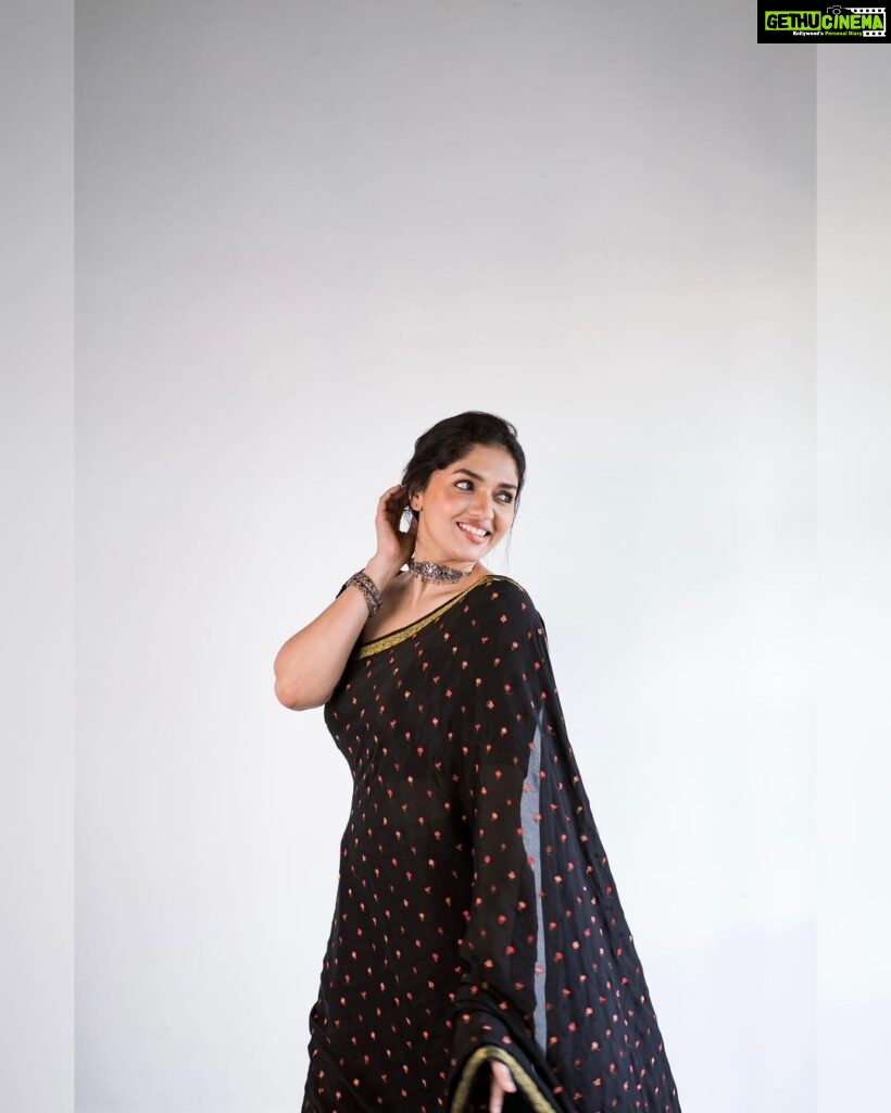 Sunaina Instagram - 🌸 Wearing @bespoke.dhishya shot by @madras_ponnu Styled by @dhikshitha_suresh MUA @vyshalisundaram_hairstylist