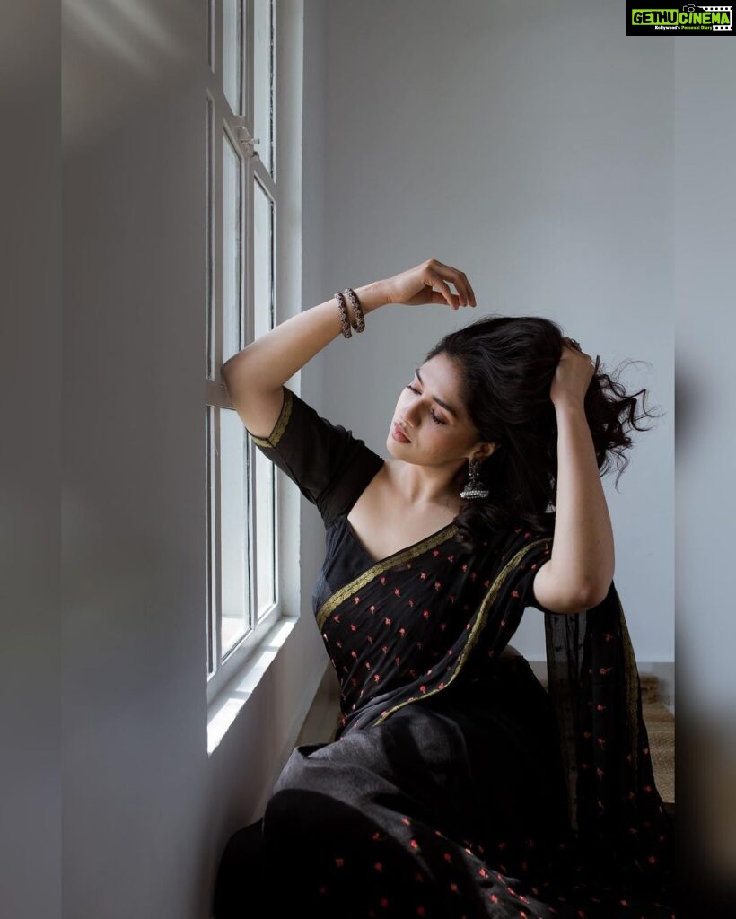 Sunaina Instagram - 🌸 shot by @madras_ponnu Wearing @bespoke.dhishya Styled by @dhikshitha_suresh MUA @vyshalisundaram_hairstylist
