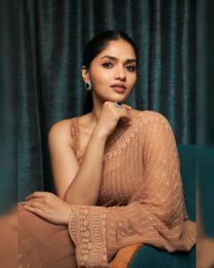 Sunaina Instagram - 🥀
Saree : @bespoke.dhishya
Mua : @zuci_hairnmakeup
Photography : @the.portrait.culture @bharat.partha @praveenbabu96
Styled by : @dhikshitha_suresh