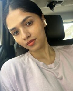 Sunaina Instagram - I hope you find someone to spend the new years with… but most importantly… I hope you find yourself. ❤️ 
#happynewyear everyone. Gratitude forever for all the good bad and everything else.