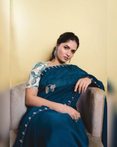 Sunaina Instagram - For #laatti (telugu) pressmeet ✨❤️
Saree ~ @aamrabylavanya
Earrings ~ @bcos_its_silver
Ring ~ @karnikajewelshyd 
Photography ~ @manish.akunuri
Makeup | Hair~ @iammounikachenna
Styling ~ @iammounikachenna