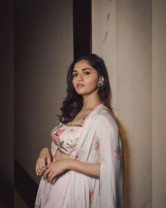 Sunaina Instagram - 🌸✨for #laatti 
Outfit ~ @issadesignerstudio 
Accessories ~ @bcos_its_silver 
Ring ~ @karnikajewelshyd 
Makeup/hair/styling~ @iammounikachenna 
Photography ~ @manish.Akunuri
