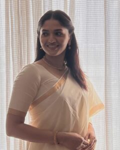 Sunaina Instagram - Landed in God’s own country, Kerala… sugamano? ❤️

Styling @mehndi_jashnani 
Saree @marinasboutique_ 
MUA @zuci_hairnmakeup