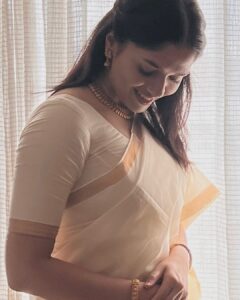 Sunaina Instagram - Landed in God’s own country, Kerala… sugamano? ❤️

Styling @mehndi_jashnani 
Saree @marinasboutique_ 
MUA @zuci_hairnmakeup