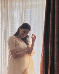 Sunaina Instagram - Landed in God’s own country, Kerala… sugamano? ❤️ Styling @mehndi_jashnani Saree @marinasboutique_ MUA @zuci_hairnmakeup Kochi, India