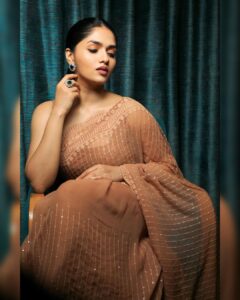 Sunaina Instagram - 🥀
Saree : @bespoke.dhishya
Mua : @zuci_hairnmakeup
Photography : @the.portrait.culture @bharat.partha @praveenbabu96
Styled by : @dhikshitha_suresh