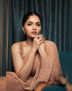 Sunaina Instagram - 🥀
Saree : @bespoke.dhishya
Mua : @zuci_hairnmakeup
Photography : @the.portrait.culture @bharat.partha @praveenbabu96
Styled by : @dhikshitha_suresh