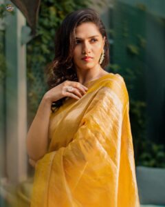 Sunaina Instagram - Caption the picture ❤️

For #REGINA ✨
Saree: @bespoke.dhishya
Mua : @vyshalisundaram_hairstylist
Photography : @thesavouriesshots
Jewellery:  @Theamethyststore
Styled by : @dhikshitha_suresh