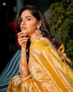 Sunaina Instagram - For REGINA ✨
Saree: @bespoke.dhishya 
Mua : @vyshalisundaram_hairstylist 
Photography : @thesavouriesshots 
Jewellery:  @theamethyststore 
Styled by : @dhikshitha_suresh