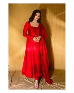 Sunaina Instagram - For #laatti ❤️✨
Dress ~ @geethikakanumilli 
Jewellery ~ @karnikajewelshyd 
Photography ~ @manish.akunuri
Makeup | Hair~ @iammounikachenna
Styling ~ @iammounikachenna