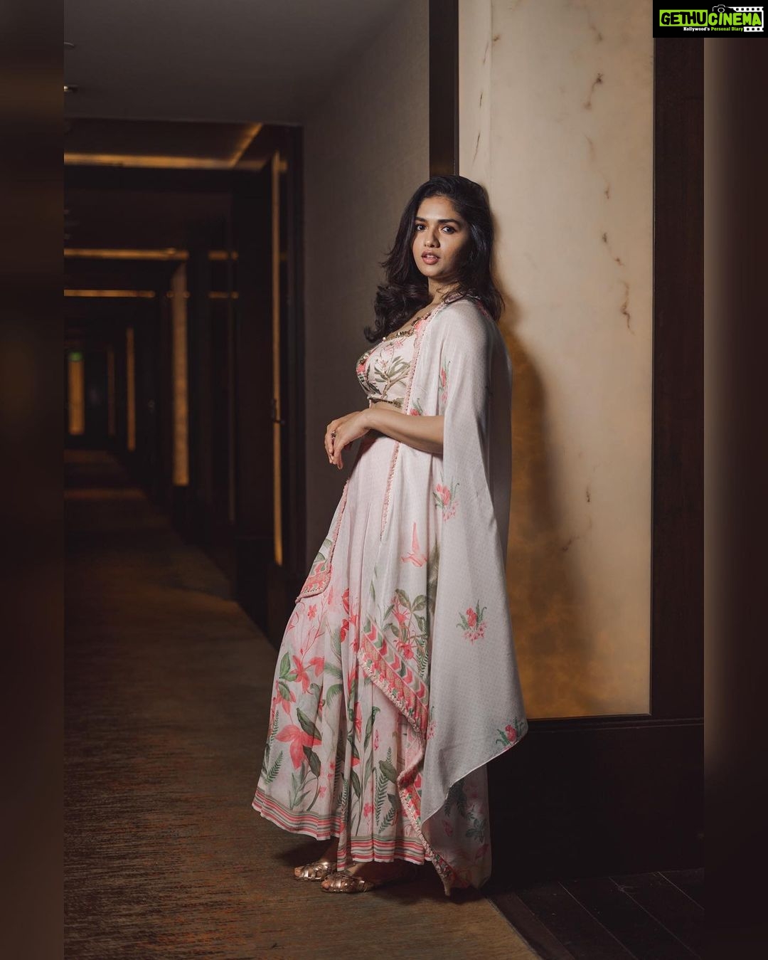 Sunaina Instagram - 🌸✨for #laatti Outfit ~ @issadesignerstudio Accessories ~ @bcos_its_silver Ring ~ @karnikajewelshyd Makeup/hair/styling~ @iammounikachenna Photography ~ @manish.Akunuri