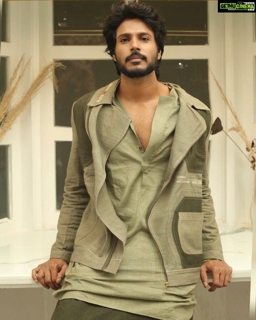 Sundeep Kishan Instagram - Time To Flex 👊🏽 #Michael Outfit @jajaabor2017 Styled by @anshikaav Assisted by @roshiijain Clicked by @crafty_chandu Location @beluga.gram