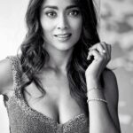 Sunder Ramu Instagram – Posted @withregram • @shriya_saran1109 Thank you @soondah_wamu for a quick shoot in chennai . Damn you are amazing . How well you capture a moment . 

Wearing @nikitamhaisalkar 
Thank you for this absolutely stunning gown . 
It was so last min . For @filmfare 
My flight got delayed , I was the last one to walk the red carpet . 
Thank you for trusting in me . 

Make up @makeupbymahendra7 
Hair @yogitasheth96