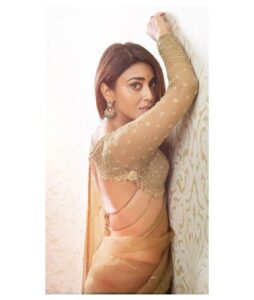 Sunder Ramu Instagram - Posted @withregram • @shriya_saran1109 It’s amazing how old friends just know you . @soondah_wamu always brings out the crazy in me . 
Shot this in chennai , after 16 hours of work travel …. 
Wearing my favourite @sithara_kudige 
Love the blouses she makes . Ufff this saree is amazing 
Make up @mukeshpatilmakeup 
Hair @priyanka_sherkar1 
@kabzaamovieofficial