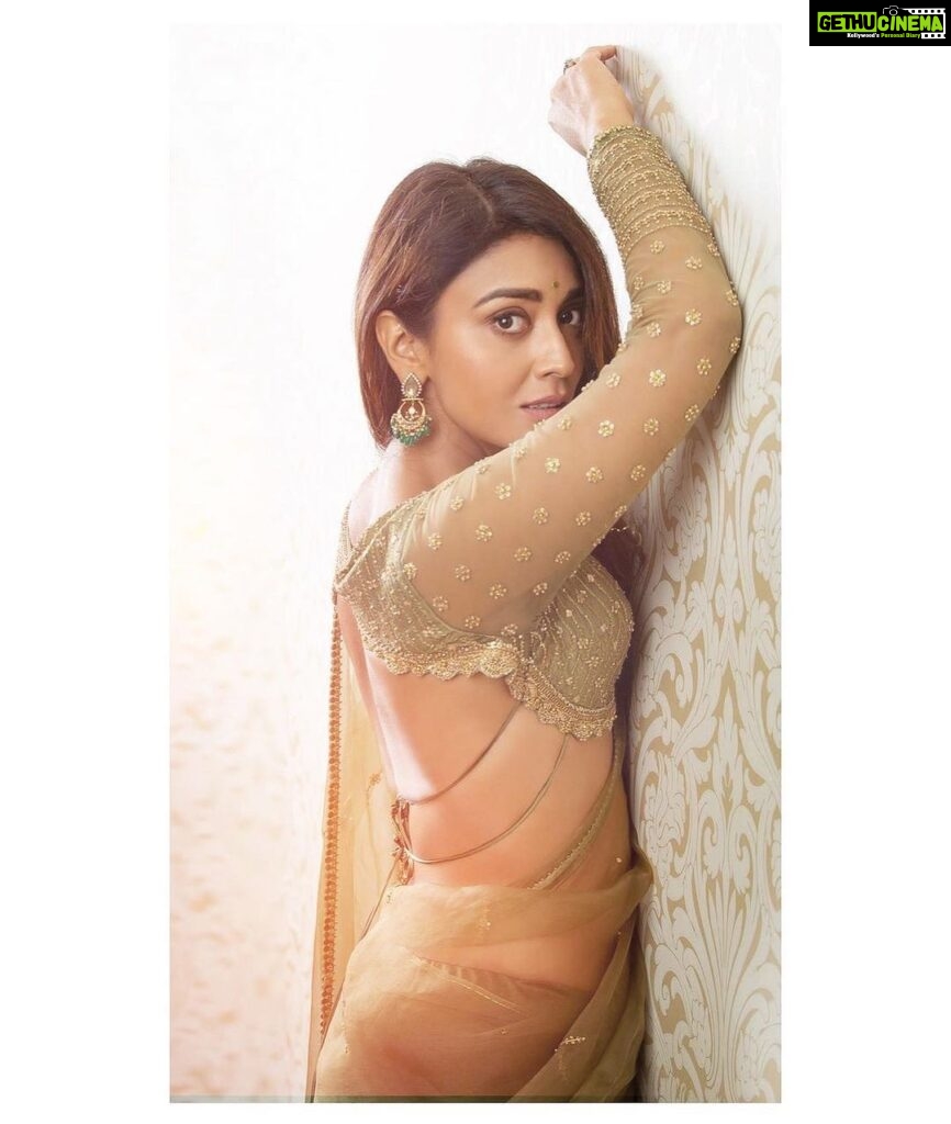 Sunder Ramu Instagram - Posted @withregram • @shriya_saran1109 It’s amazing how old friends just know you . @soondah_wamu always brings out the crazy in me . Shot this in chennai , after 16 hours of work travel …. Wearing my favourite @sithara_kudige Love the blouses she makes . Ufff this saree is amazing Make up @mukeshpatilmakeup Hair @priyanka_sherkar1 @kabzaamovieofficial