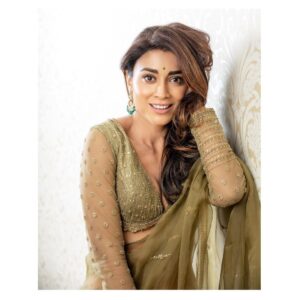 Sunder Ramu Instagram - Posted @withregram • @shriya_saran1109 It’s amazing how old friends just know you . @soondah_wamu always brings out the crazy in me . 
Shot this in chennai , after 16 hours of work travel …. 
Wearing my favourite @sithara_kudige 
Love the blouses she makes . Ufff this saree is amazing 
Make up @mukeshpatilmakeup 
Hair @priyanka_sherkar1 
@kabzaamovieofficial