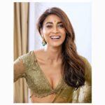 Sunder Ramu Instagram - Posted @withregram • @shriya_saran1109 It’s amazing how old friends just know you . @soondah_wamu always brings out the crazy in me . Shot this in chennai , after 16 hours of work travel …. Wearing my favourite @sithara_kudige Love the blouses she makes . Ufff this saree is amazing Make up @mukeshpatilmakeup Hair @priyanka_sherkar1 @kabzaamovieofficial
