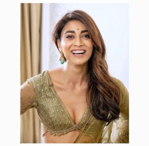 Sunder Ramu Instagram - Posted @withregram • @shriya_saran1109 It’s amazing how old friends just know you . @soondah_wamu always brings out the crazy in me . 
Shot this in chennai , after 16 hours of work travel …. 
Wearing my favourite @sithara_kudige 
Love the blouses she makes . Ufff this saree is amazing 
Make up @mukeshpatilmakeup 
Hair @priyanka_sherkar1 
@kabzaamovieofficial