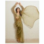 Sunder Ramu Instagram - Posted @withregram • @shriya_saran1109 It’s amazing how old friends just know you . @soondah_wamu always brings out the crazy in me . Shot this in chennai , after 16 hours of work travel …. Wearing my favourite @sithara_kudige Love the blouses she makes . Ufff this saree is amazing Make up @mukeshpatilmakeup Hair @priyanka_sherkar1 @kabzaamovieofficial