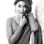 Sunder Ramu Instagram - Posted @withregram • @shriya_saran1109 It’s amazing how old friends just know you . @soondah_wamu always brings out the crazy in me . Shot this in chennai , after 16 hours of work travel …. Wearing my favourite @sithara_kudige Love the blouses she makes . Ufff this saree is amazing Make up @mukeshpatilmakeup Hair @priyanka_sherkar1 @kabzaamovieofficial